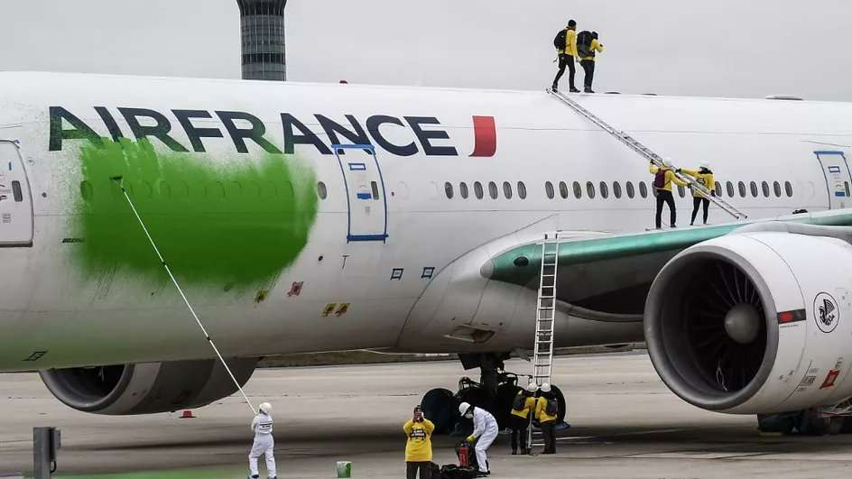 Greenpeace Prosecuted For Damaging Air France 777 in Paris
