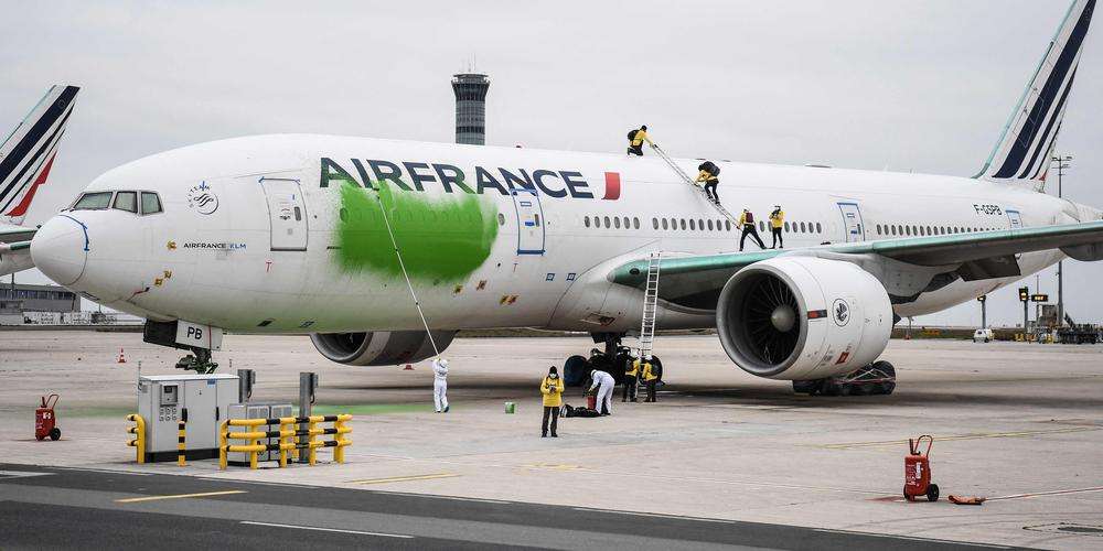 Greenpeace Prosecuted For Damaging Air France 777 in Paris