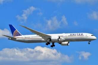 A United Airlines Boeing 787-10 approaches to land.