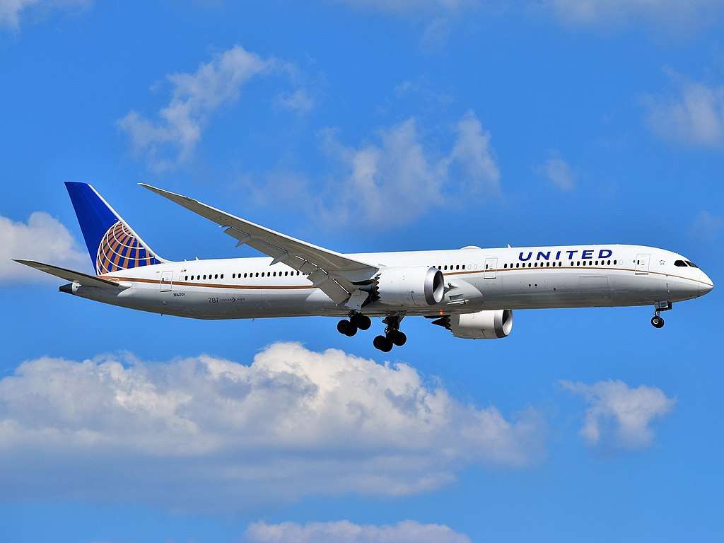 A United Airlines Boeing 787-10 approaches to land.
