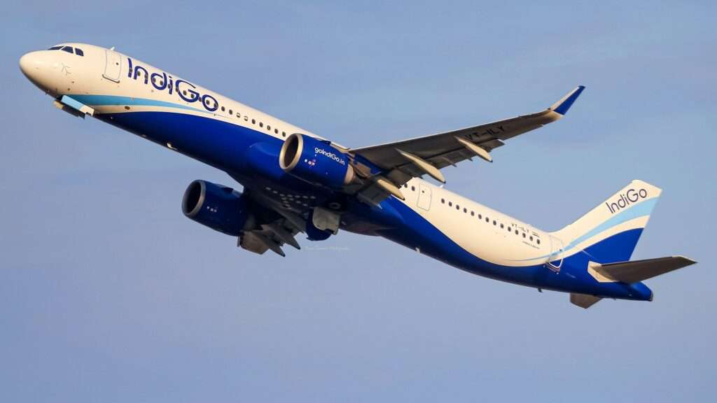 一架靛蓝空客 A321 起飞后爬升。