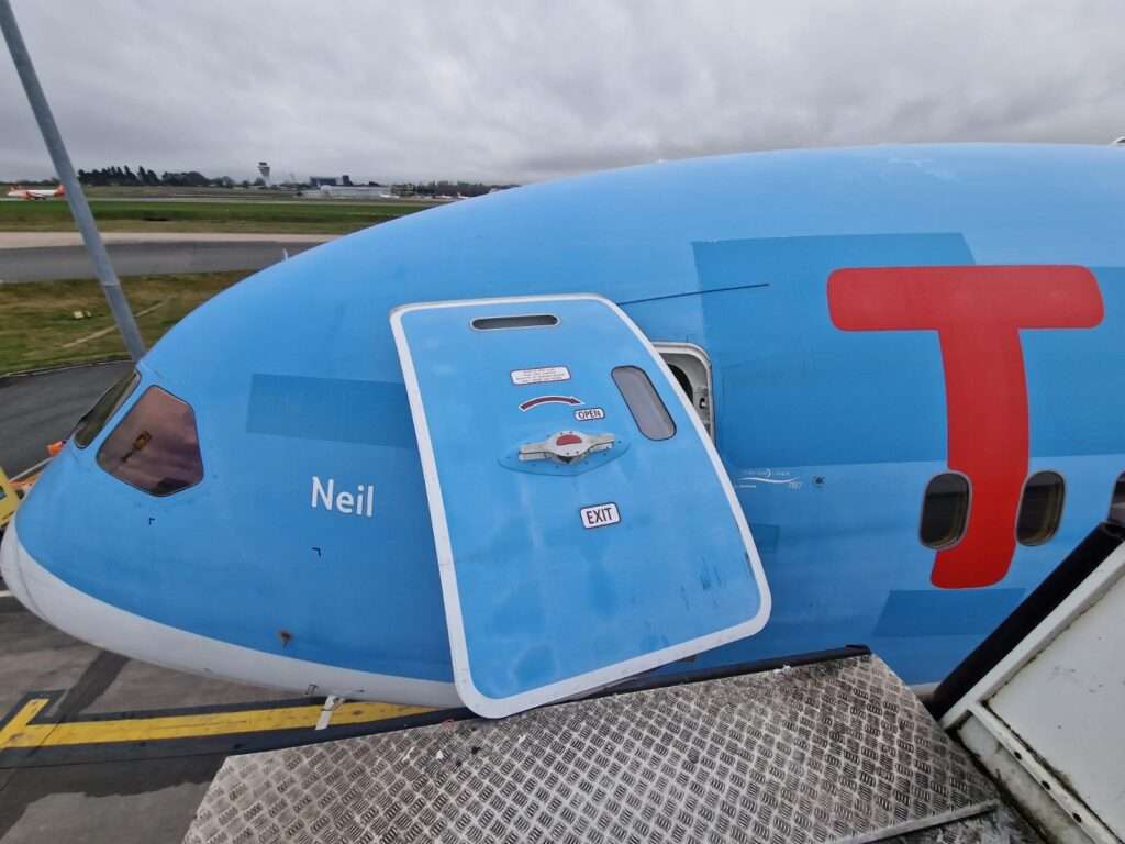 TUI UK 787 Involved in Door Mishap at Birmingham Airport