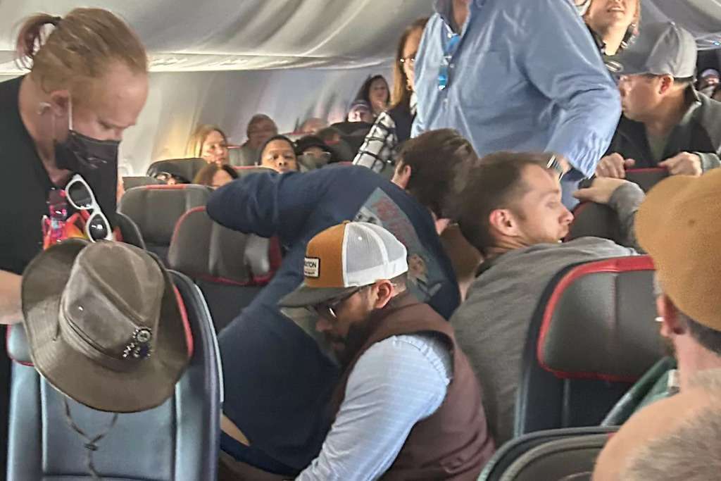 Passengers restrain man on American Airlines flight to Chicago