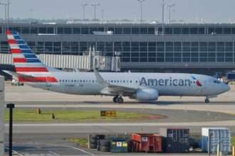 American 737 Austin-Charlotte: Cracked Windshield in Birmingham
