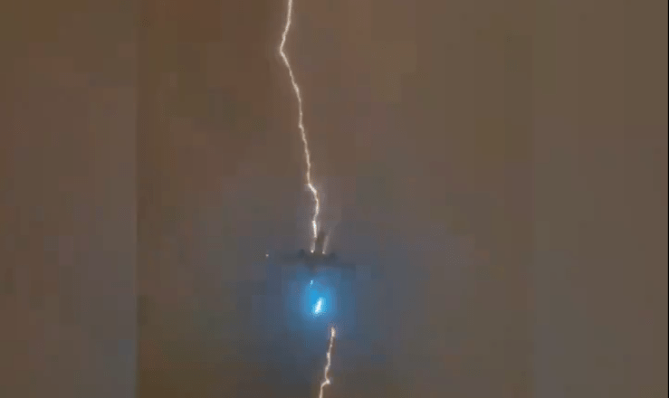 Air Canada Aircraft Struck By Lightning in Vancouver