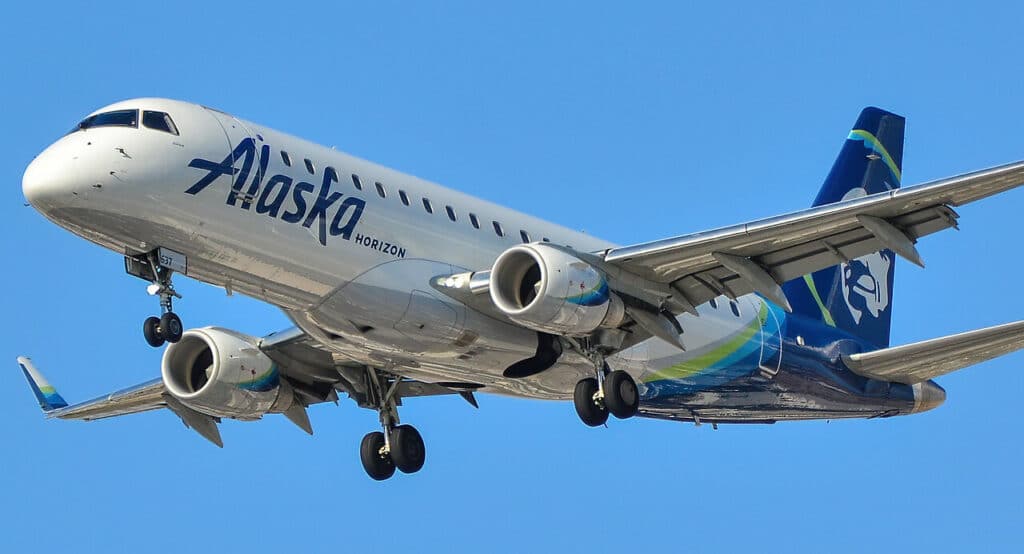 An Alaska Airlines E175 approaches to land.