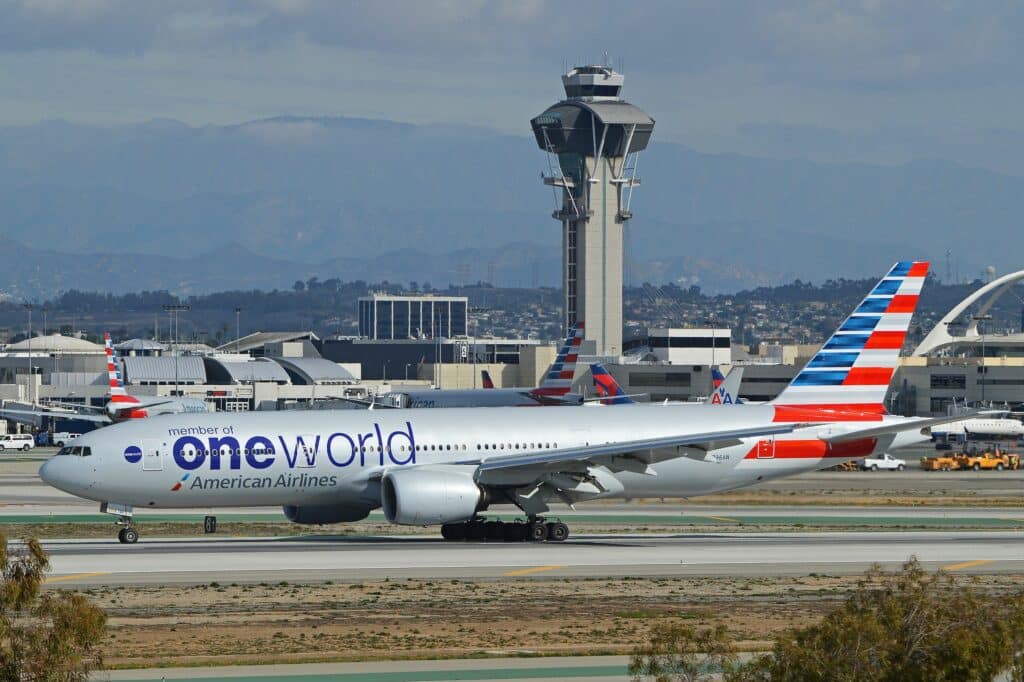 American Airlines 777 Makes Emergency Landing in Los Angeles