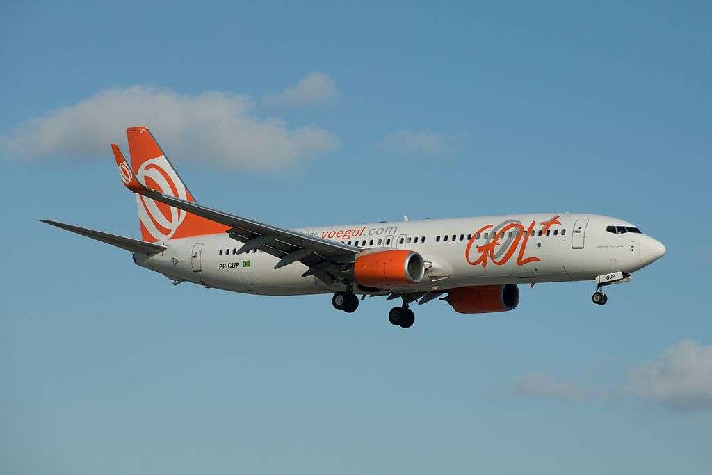 A GOL Boeing 737-800 approaches to land.