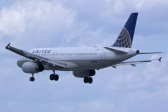 A United Airlines A320 on approach to land