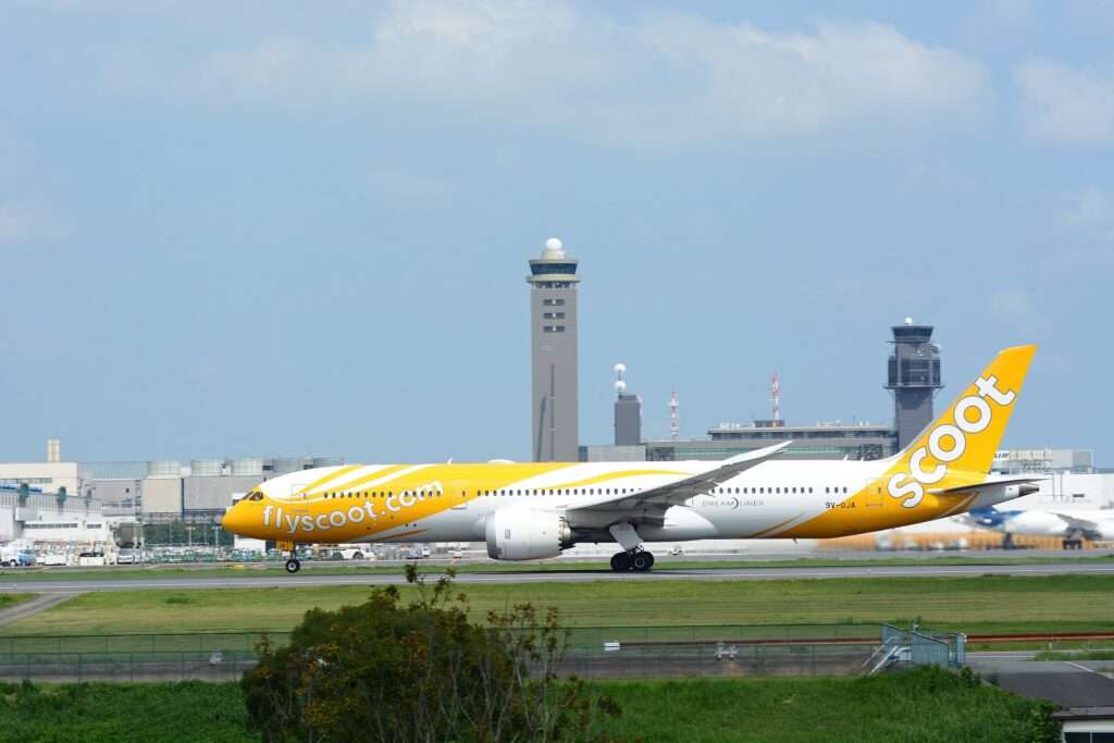 It has emerged that a Scoot Boeing 787 bound for Bali made an emergency landing in Singapore due to smoke in the cabin. 