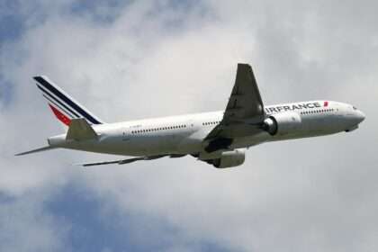 Air France 777 Osaka-Paris Declares Emergency