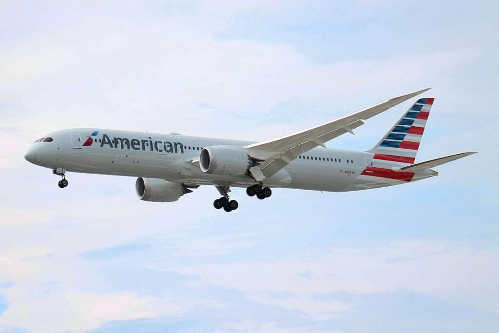 American Airlines 787 London-Chicago Declares Emergency