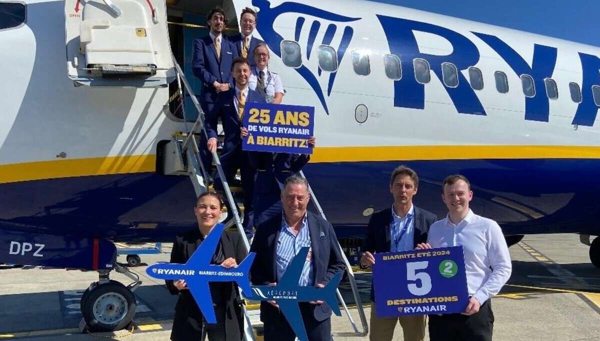 Ryanair staff with aircraft at Biarritz Airport