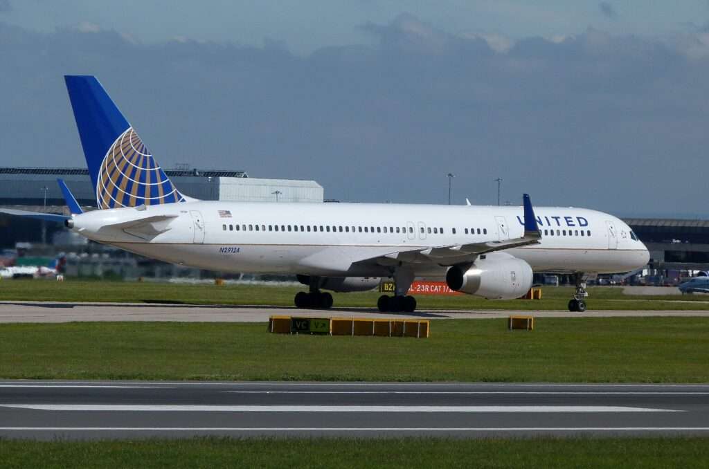 Passengers Gains Access to United Airlines Boeing 757 Cockpit