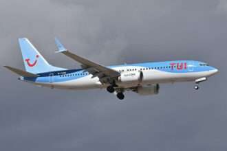 A TUI Airways Boeing 737-8 approaches to land.