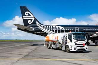 An Air New Zealand aircraft with SAF refuelling tanker.