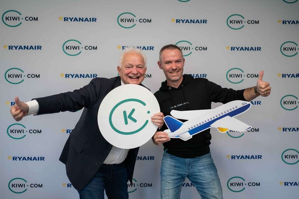 Ryanair and Kiwi managers celebrate new partnership.