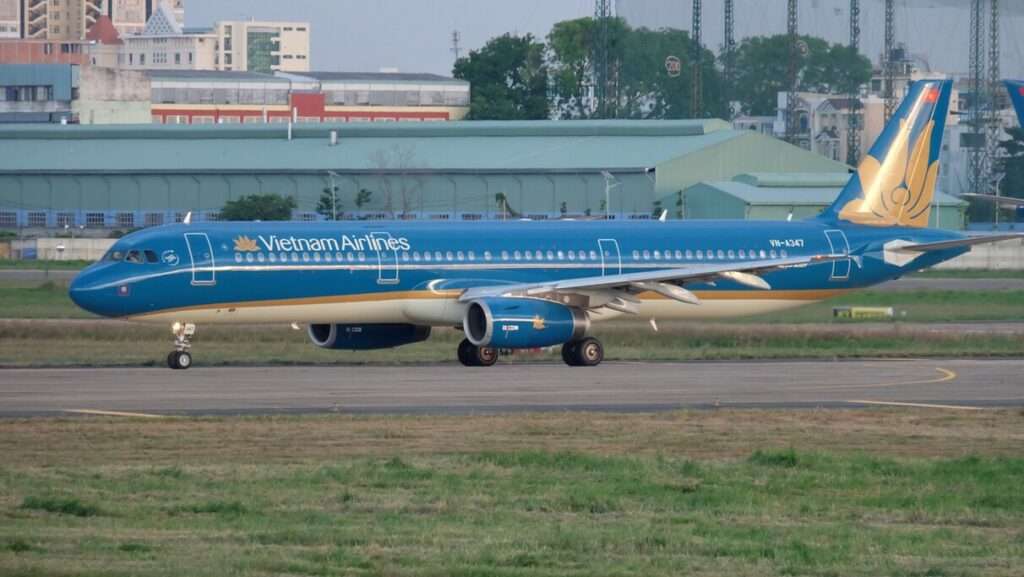 A Vietnam Airlines A321 lines up on the runway