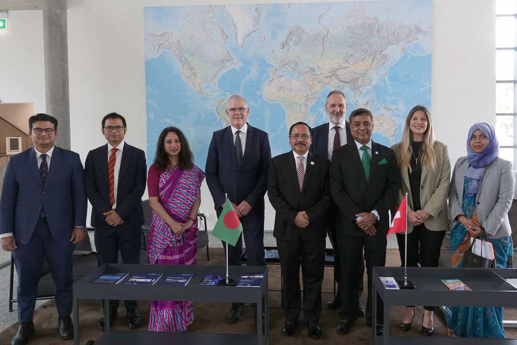 Swiss and Bangladesh delegates sign air services agreement.