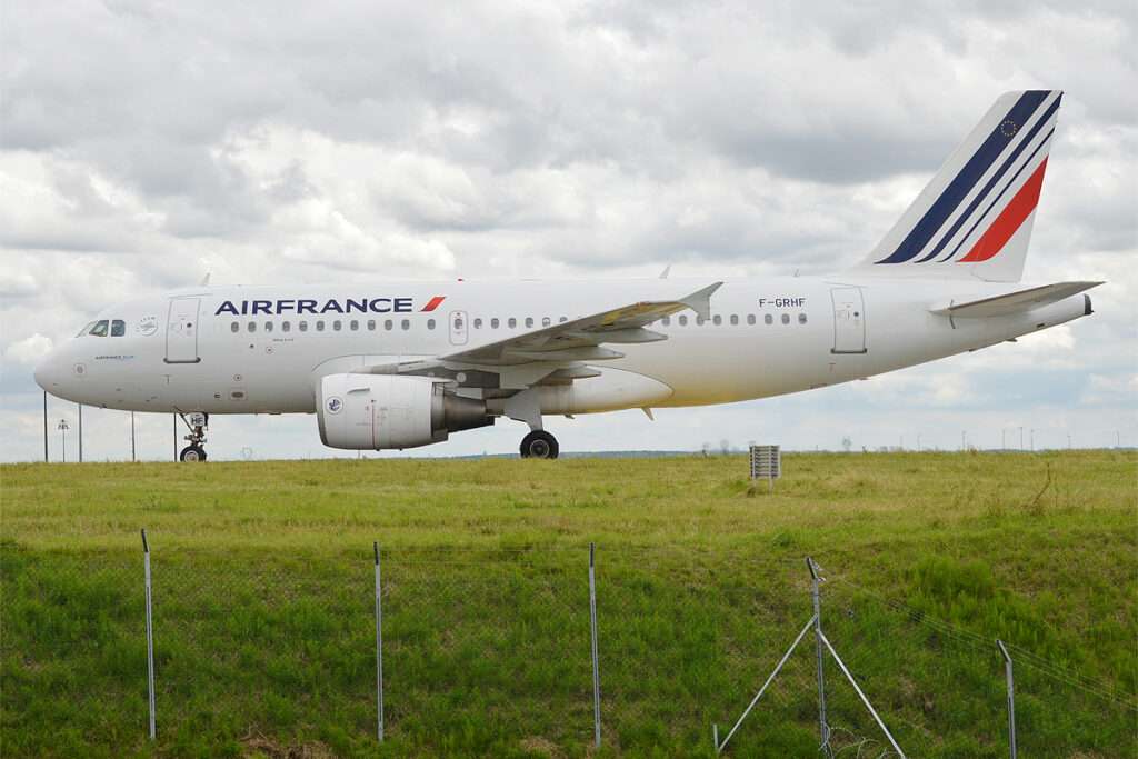 In the last 20 minutes, Air France flight AF6226 bound for Nice declared an emergency and returned to Paris Orly.
