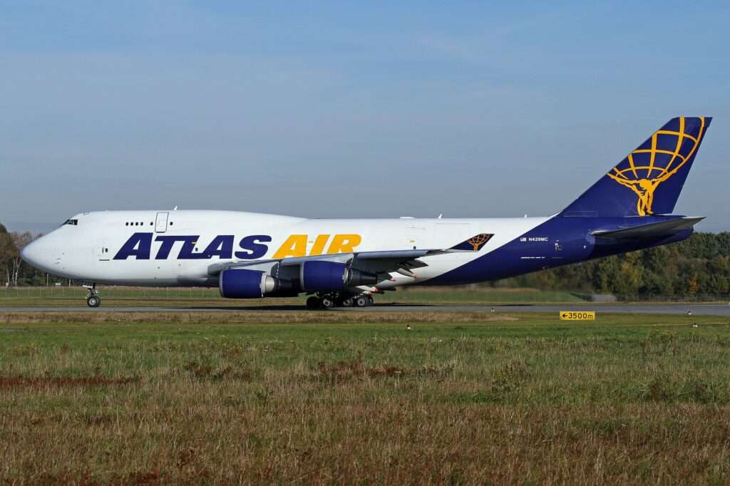 Yesterday afternoon, a Atlas Air Boeing 747 from Anchorage landed into Los Angeles with a broken tire on it's landing gear. 