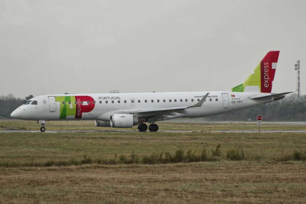 In the last 15 minutes, a TAP Air Portugal flight bound for Faro declared an emergency minutes after departure from Lisbon.