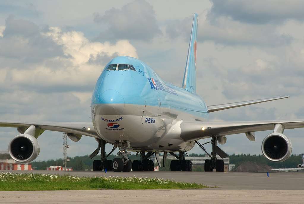 A Korean Air Cargo 747 turns on the taxiway.
