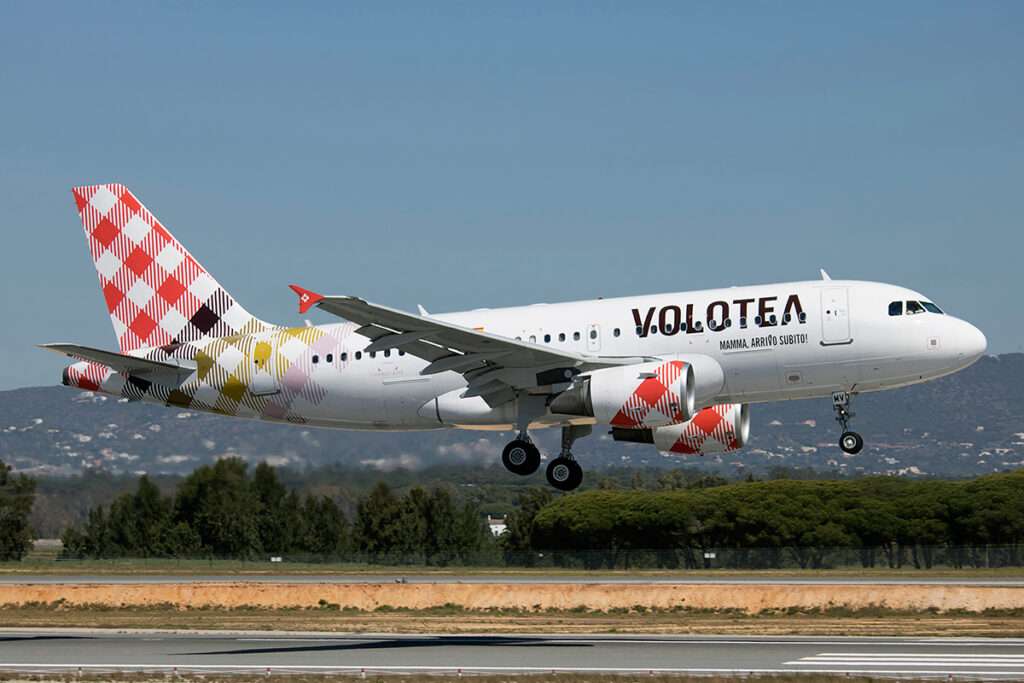 In the last few moments, Volotea flight V72317 from Athens has declared an emergency during it's descent into Nantes.