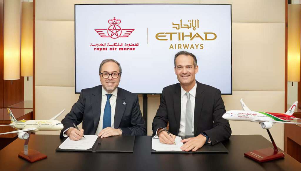 CEOs of Royal Air Maroc and Etihad Airways sign agreement.