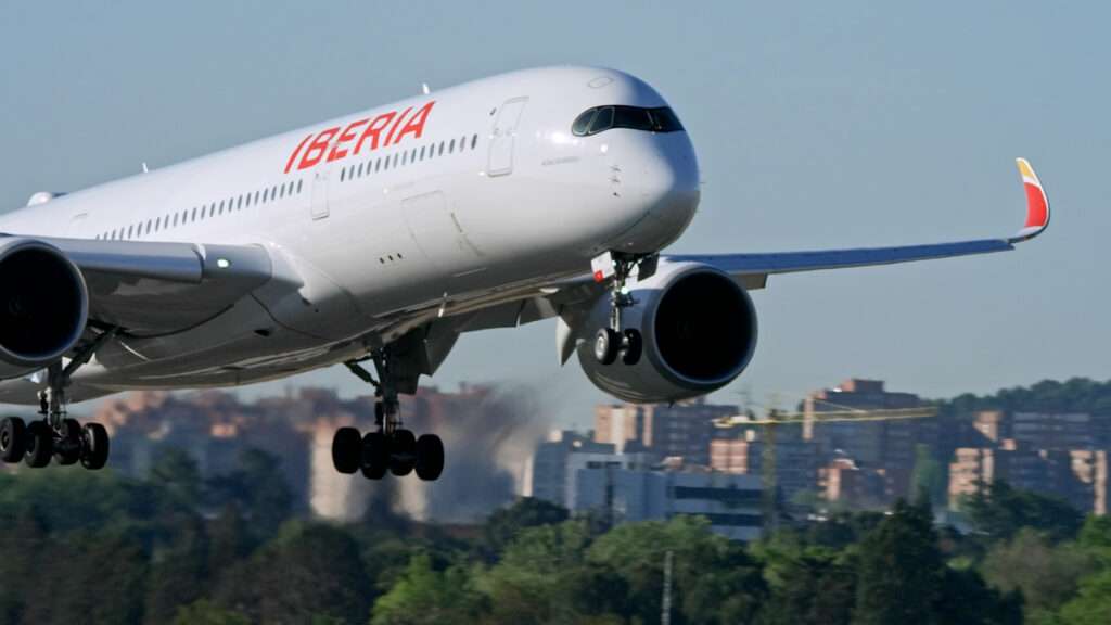 An Iberia A350 approaches to land.