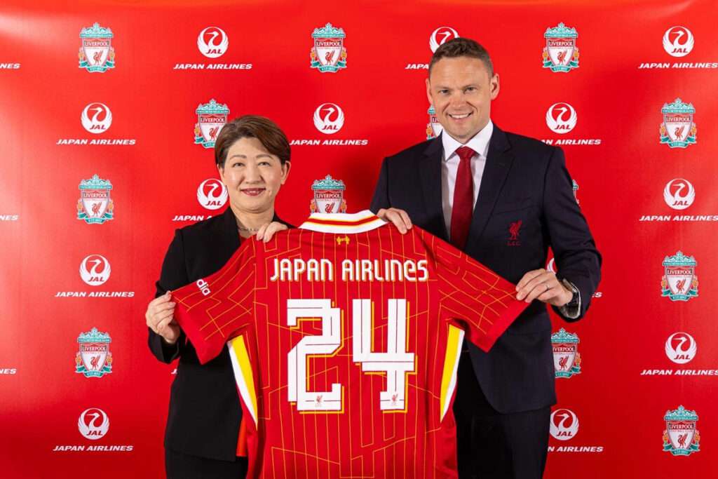 Heads of Liverpool FC and Japan Airlines (JAL) with team guernsey.