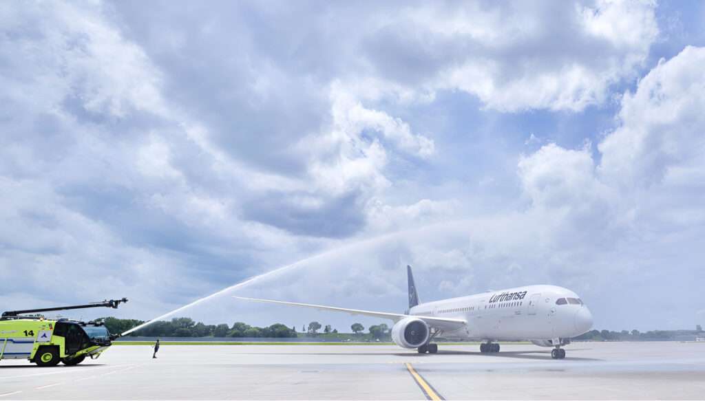 A Lufthansa Boeing 787 receives a water cannon salute in Minneapolis-Saint Paul.
