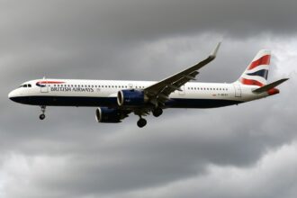A British Airways A321neo approaches to land.