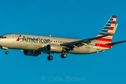 An American Airlines 737-800 approaches to land.